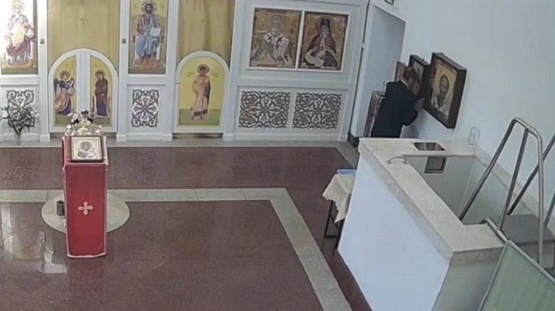 Петербуржец сначала помолился, затем украл украшения в храме в Петербурге - Мужчину задержали по подозрению в краже ювелирных украшений на 21 тысячу рублей из храма Святого Инн