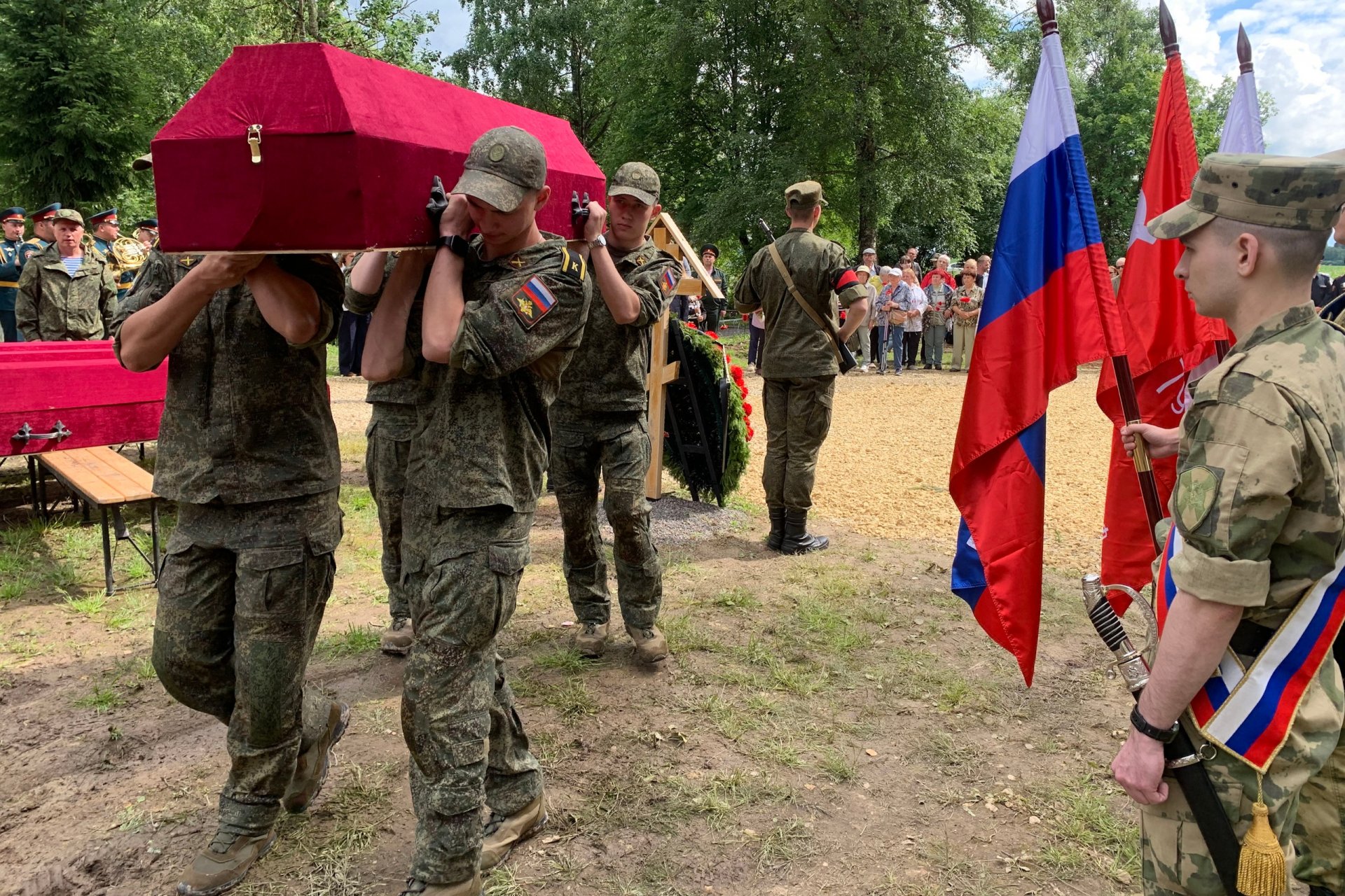В Волосово перезахоронили останки более 500 узников лагеря «Дулаг-102» - Мероприятие состоялось на воинском участке гражданского кладбища Рабитицы-Захонье.