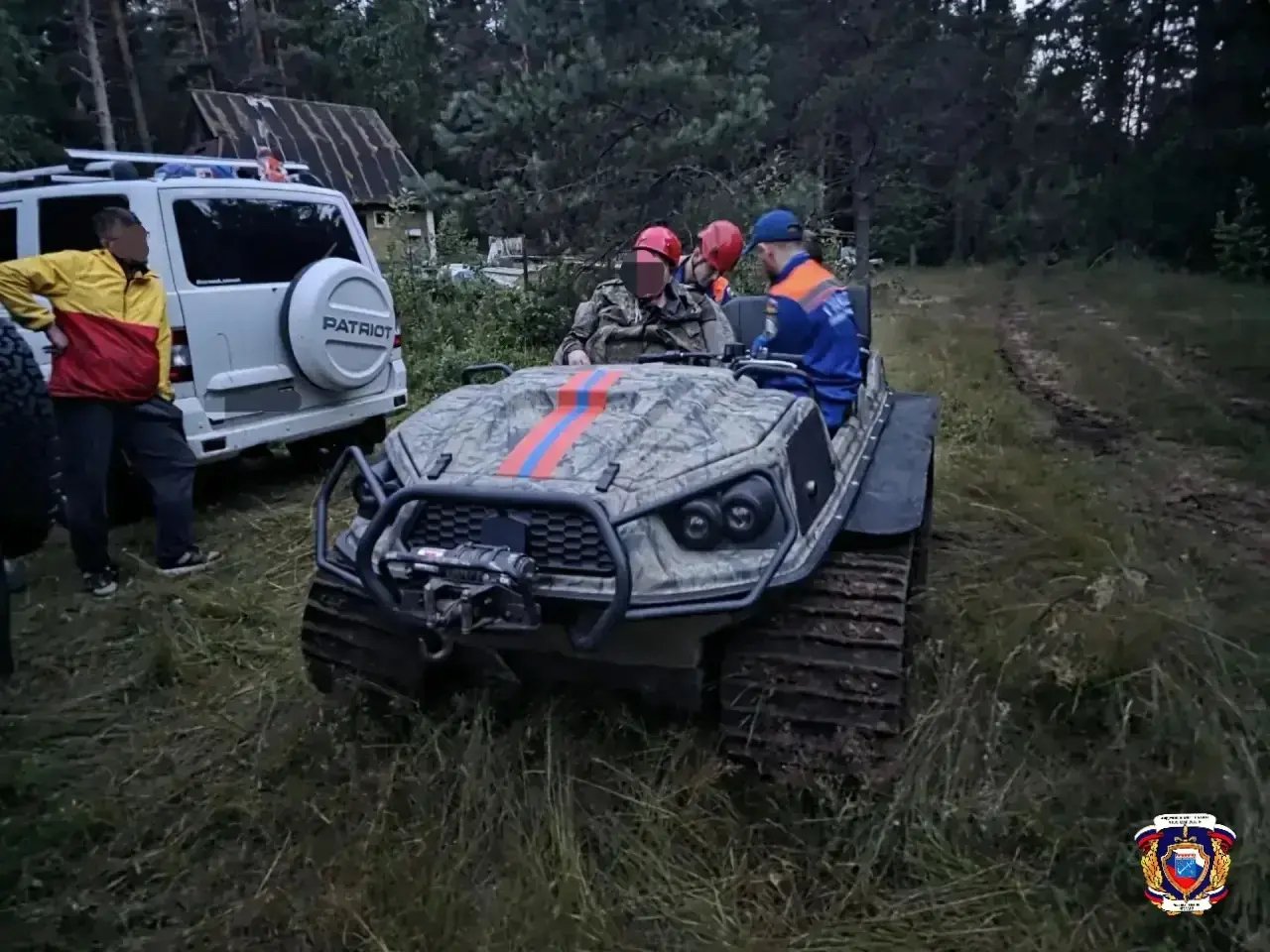 Семь человек оказались в ловушке из-за упавших на дорогу деревьев в Ломоносовском районе - В результате происшествия никто не пострадал.