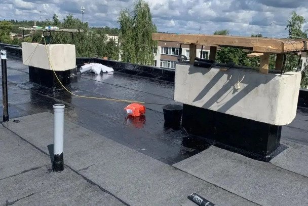 В Ленобласти обновят 135 крыш многоквартирных домов - Работы ведутся с опережением графика. Уже завершен капитальный ремонт 16 кровель и трех систем отопл