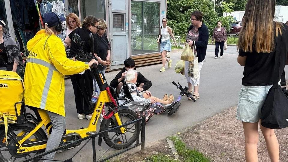 Двое самокатчиков сбили пенсионерку в Петербурге. Пострадавшая получила травму головы - Пенсионерка получила травму головы после наезда электросамоката в Калининском районе Санкт-Петербург