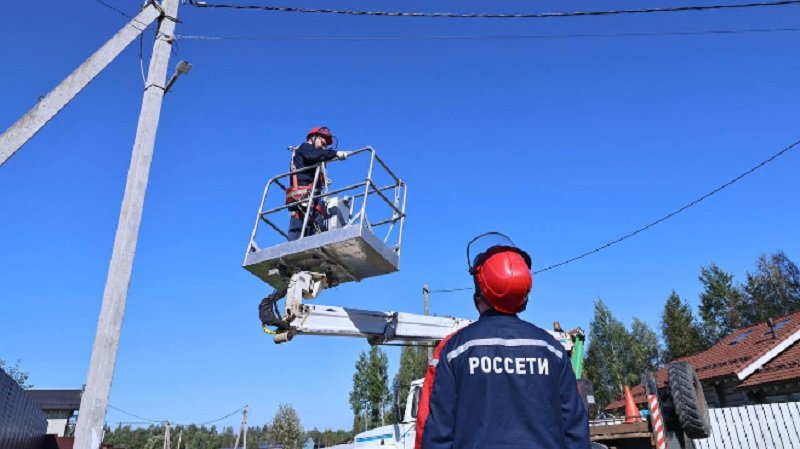 Около 180 километров незаконных оптоволоконных линий обнаружили на опорах ЛЭП в Ленобласти - «Россети Ленэнерго» выявили около 180 километров незаконных волоконно-оптических линий связи на опор