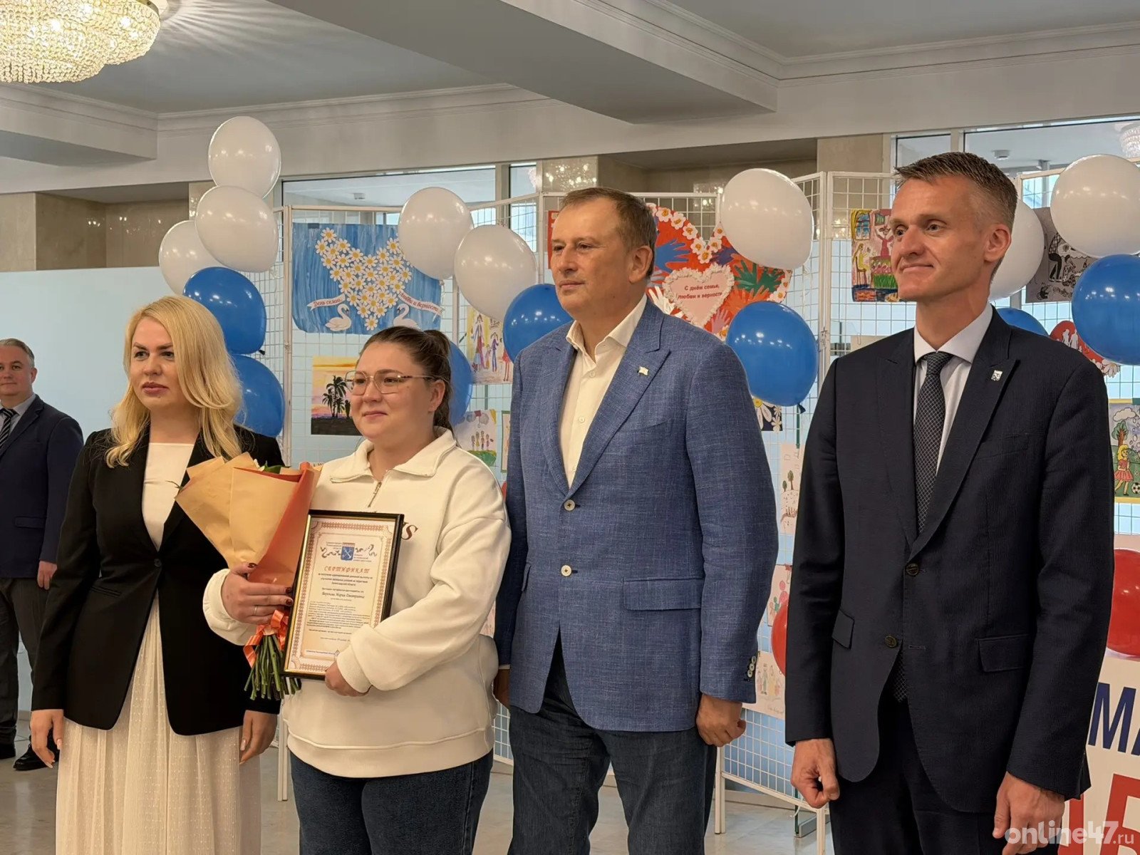 Многодетным семьям Ленобласти вручили новые микроавтобусы - Торжественная церемония вручения ключей от автомобилей прошла в правительстве региона.