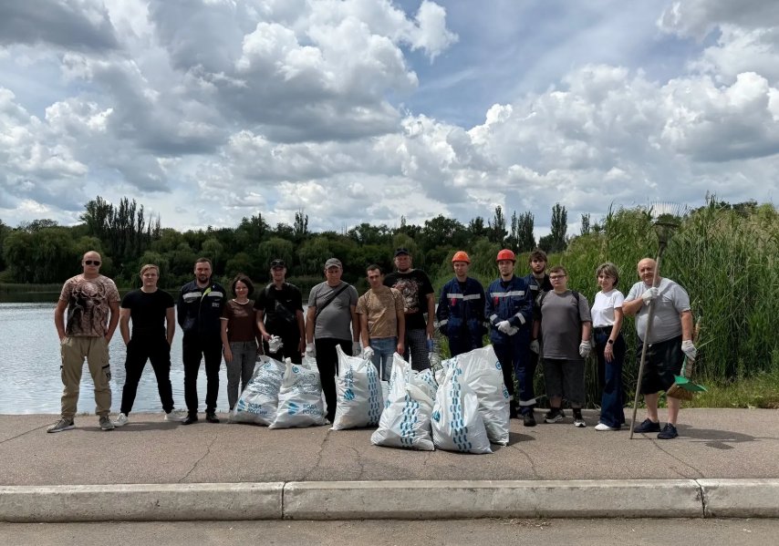 Металлурги Енакиево приняли участие в экологической акции «Вода России - Сотрудники металлургического завода Енакиево привели в порядок береговую линию пруда на стадионе «Ме