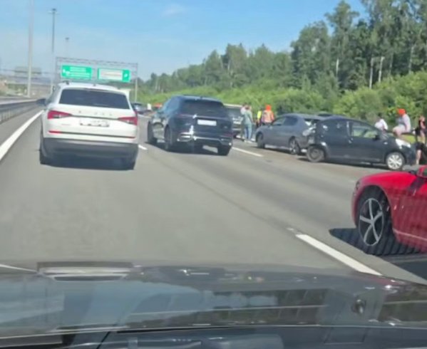 Массовая авария собрала четыре машины на КАД - В районе ДТП наблюдаются сложности с автомобильным движением.