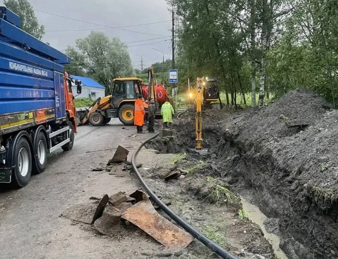В Подпорожье завершили первый этап замены аварийного участка трубопровода - Специалисты за сутки заменили 80 метров изношенного трубопровода.