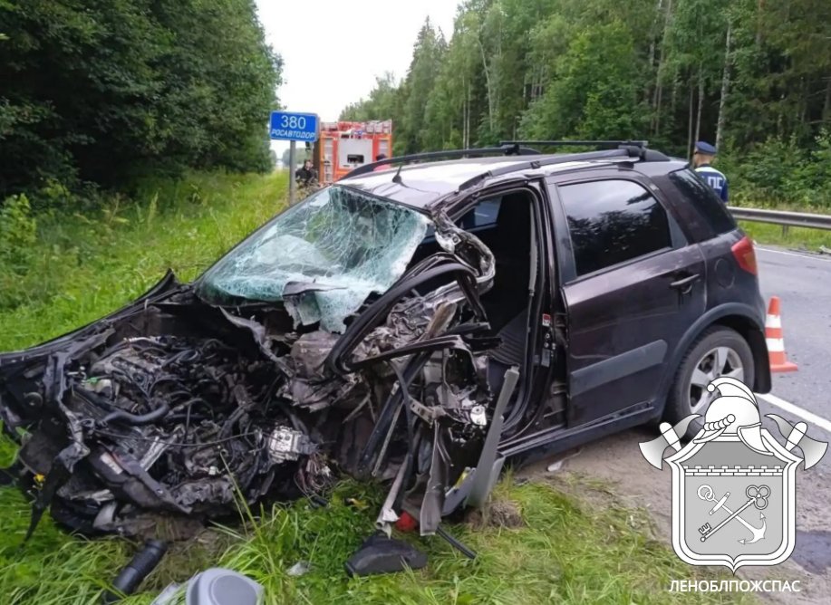 Один человек пострадал в результате лобовой аварии под Бокситогорском - Пострадавшую извлекали из зажатого салона при помощи гидравлического инструмента.