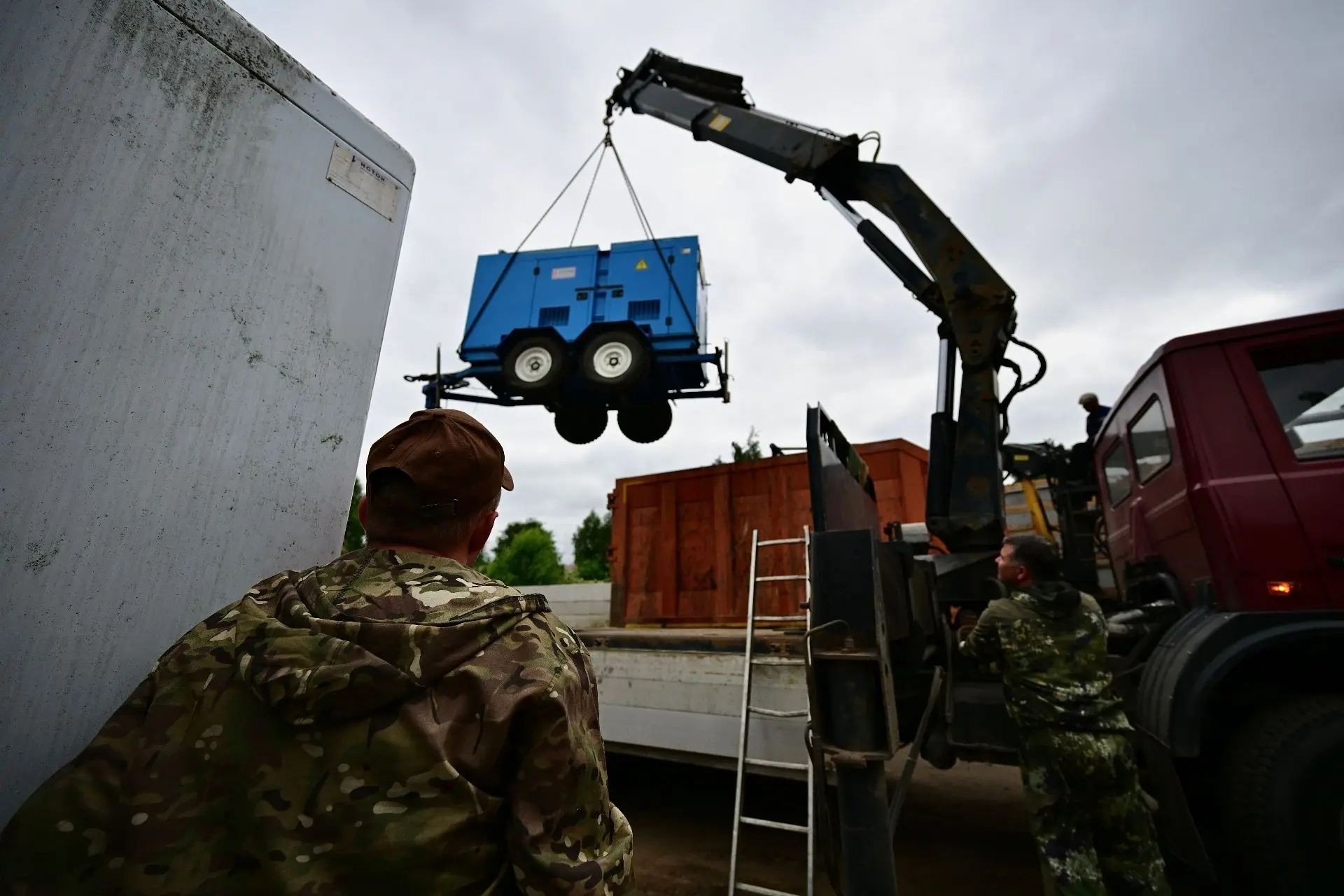 Ленинградская область направила в Крым 10 генераторов для резервного электроснабжения - Губернатор Ленинградской области Александр Дрозденко провел телефонный разговор с главой Республики