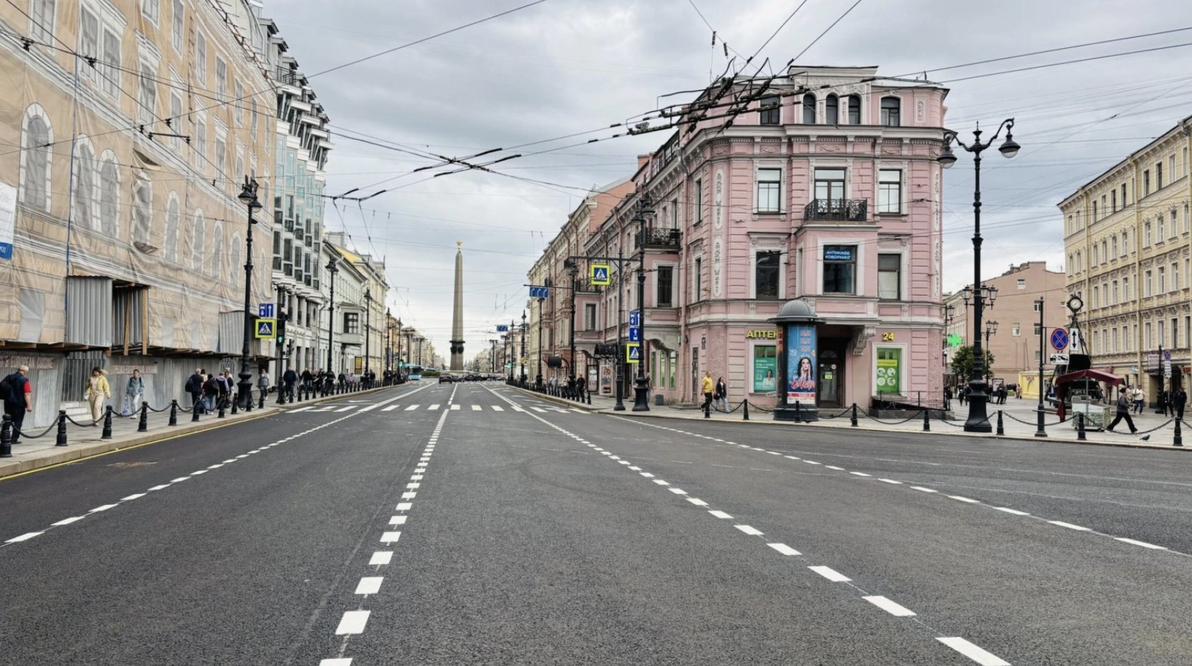 В Петербурге открыли движение по обновленному Невскому проспекту - Общая протяженность отремонтированного участка составляет полтора километра.
