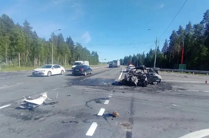 Полиция завела дело после смертельной аварии с фурой в Лужском районе - В результате ДТП произошло возгорание легкового автомобиля. Водитель, находившийся за рулем, погиб.