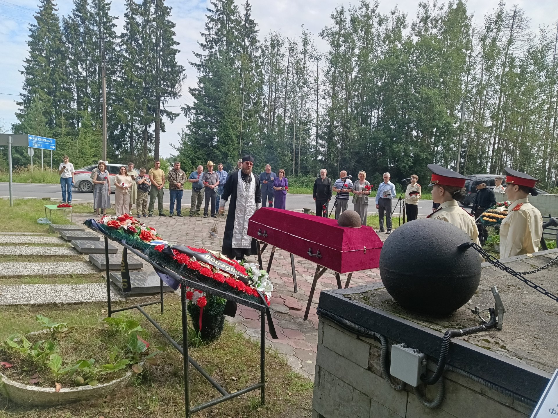 В Пижме с воинскими почестями перезахоронили останки красноармейцев - Благодаря смертному медальону удалось установить имя одного из бойцов