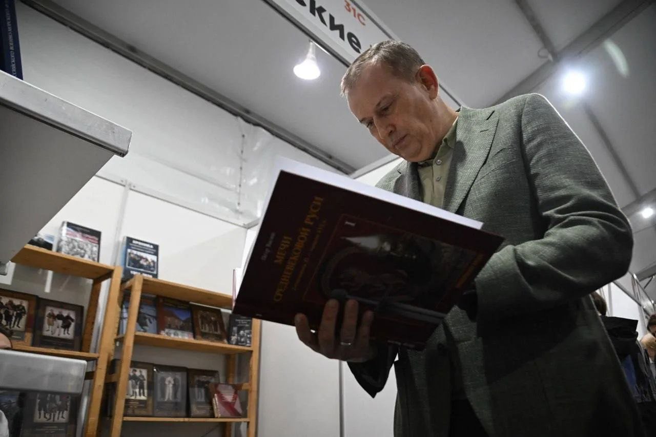 Дрозденко пригласил жителей и гостей Ленобласти найти «свою» книгу на книжном салоне в Выборге - Мероприятия проходят в Прогонном сквере, а также в библиотеках Аалто и на Пионерской. Здесь встречаю