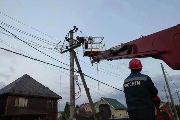 Энергетики восстанавливают электроснабжение в Ленобласти после шторма - Восстановлено электроснабжение более 80% абонентов, оказавшихся в зонах отключения.