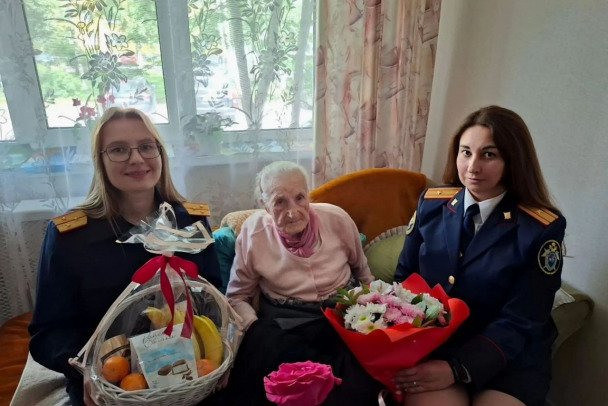 Жительница Киришей Зинаида Соловьева отметила 100-летний юбилей - Зинаида Дмитриевна начала работать на железной дороге с 15 лет.