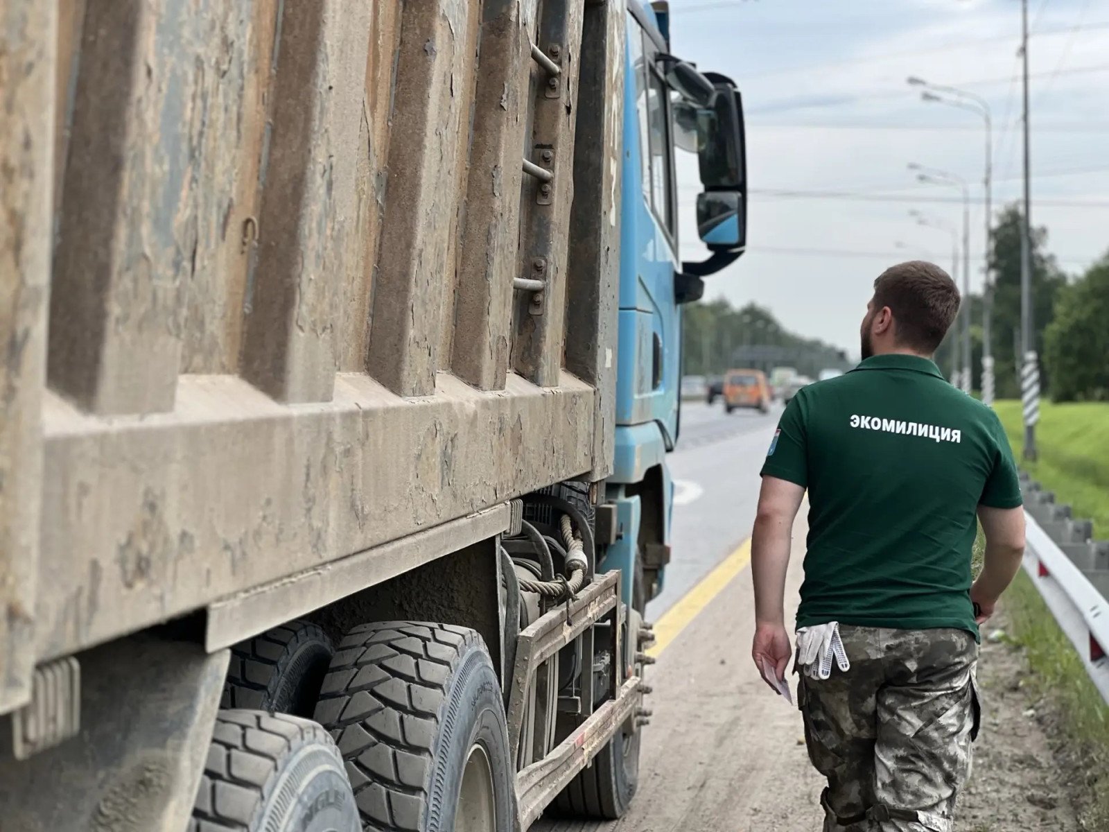 На Мурманском шоссе остановили грузовик с подозрительным мусором - У водителя отсутствовали необходимые сопроводительные документы.