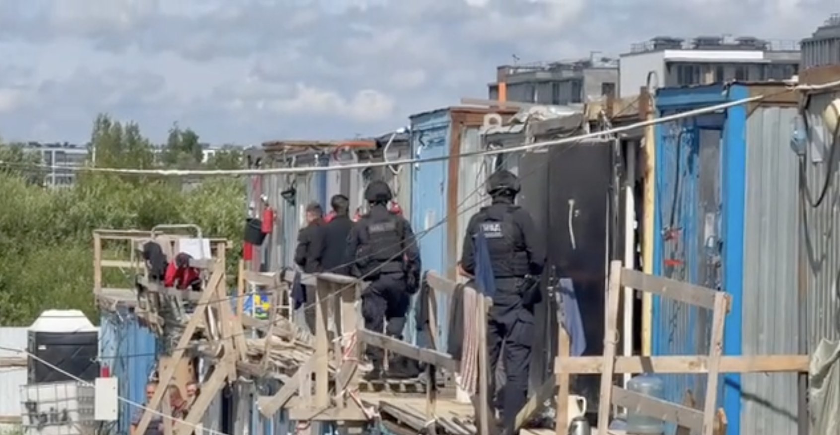 В окрестностях аэропорта Пулково искали нелегальных мигрантов - Правоохранители проверили строительные городки, пункты приема металлолома, шиномонтажные мастерские