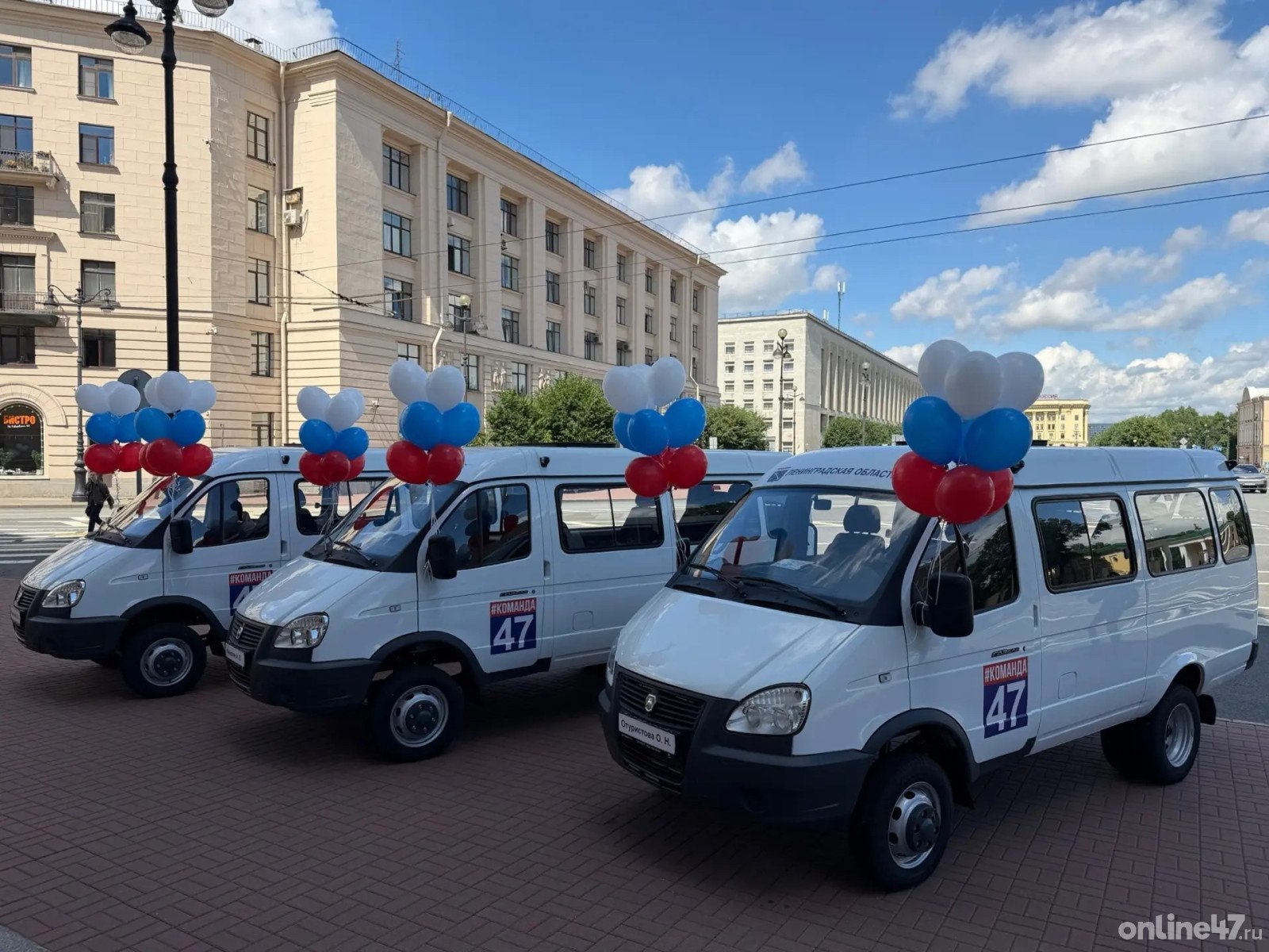 Многодетным семьям Ленобласти вручили новые микроавтобусы - Торжественная церемония вручения ключей от автомобилей прошла в правительстве региона.