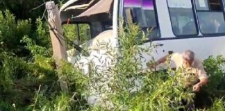 Пассажирский автобус врезался в столб в Сланцевском районе. Есть пострадавший