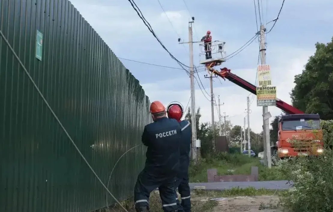 В Ленобласти возобновили электроснабжение на основной сети после удара стихии - Сейчас энергетики отрабатывают локальные заявки жителей.