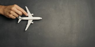 Пассажира засосало в разбитый иллюминатор самолета на высоте 6000 метров