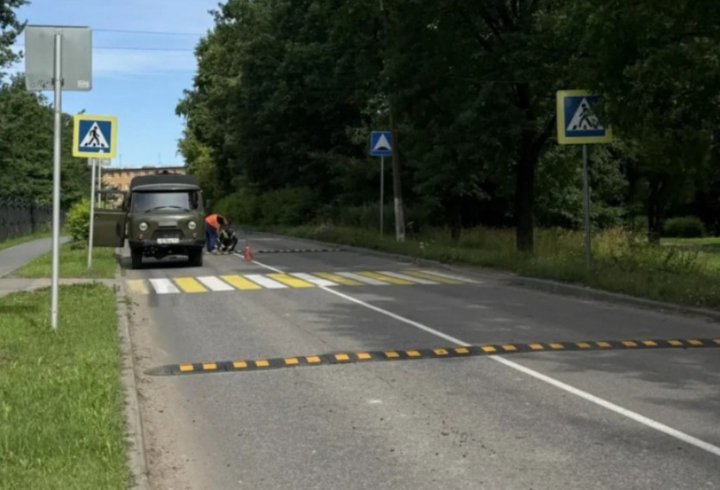 В Сясьстрое повысили безопасность дорожного движения - На улице установили новые «лежачие полицейские».