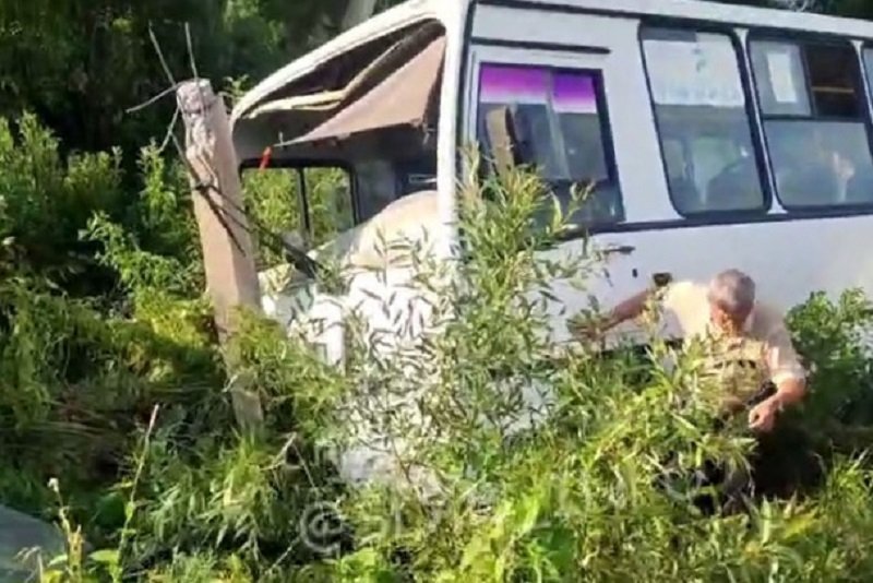 Пассажирский автобус врезался в столб в Сланцевском районе. Есть пострадавший - Человек пострадал в ДТП с рейсовым автобусом в Сланцевском районе Ленинградской области.