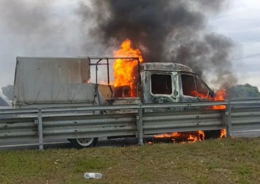 На КАД тушили грузовик - Грузовой автомобиль загорелся 31 августа на 90-м километре внешнего кольца КАД в районе пересечения
