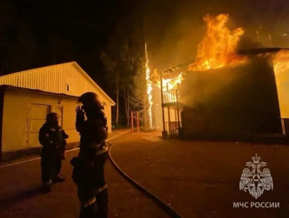 В Цвелодубово произошел пожар в детском лагере, эвакуировали 117 детей - До прибытия пожарных сотрудники лагеря самостоятельно эвакуировали 117 детей и 14 взрослых. Все были
