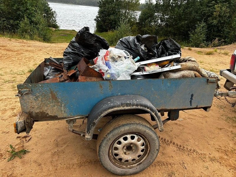 В Ленобласти продолжают очищать леса и берега от свалок - Сотрудники лесничеств «Ленобллеса» продолжают ликвидировать несанкционированные свалки и очищать бер