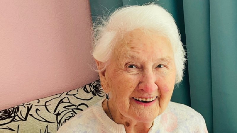 Жительница Янино-1 Зинаида Павлюкова отметила 96-летие - Долгожительницу поздравила председатель совета ветеранов Заневского поселения и местный депутат Анна