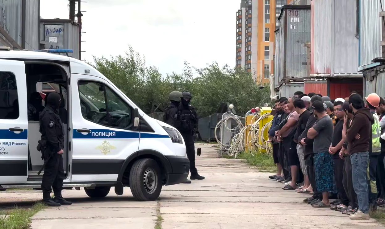Десятки мигрантов доставили в полицию после рейдов на стройках Ленобласти - Масштабный миграционный рейд на этот прошел в Новоселье.