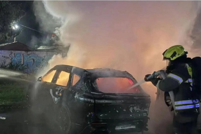 Иномарка полностью сгорела ночью во Всеволожском районе - Гибридный автомобиль Voyah полностью сгорел 27 августа после полуночи в Парковом проезде в Сертолово