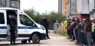 Десятки мигрантов доставили в полицию после рейдов на стройках Ленобласти