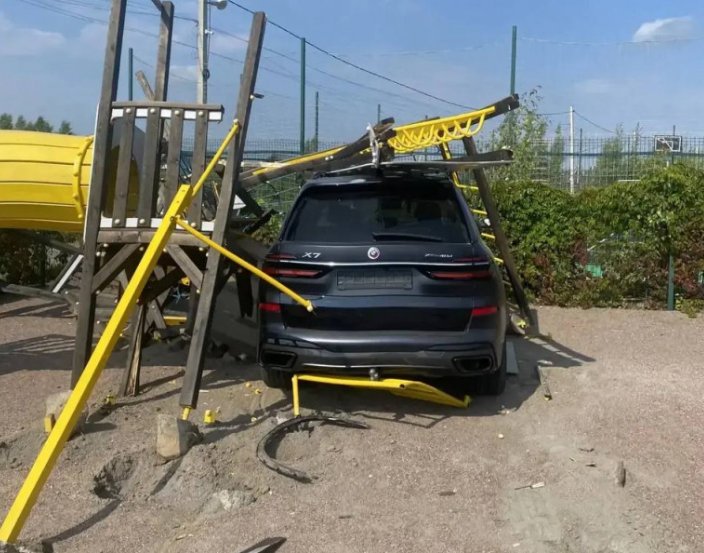 Кроссовер BMW снес новую детскую площадку во Всеволожском районе - К счастью, детей в этот момент на площадке не было.