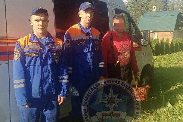 В Тосненском районе спасатели вывели из леса заблудившегося мужчину - Спасатели почти три часа искали его.