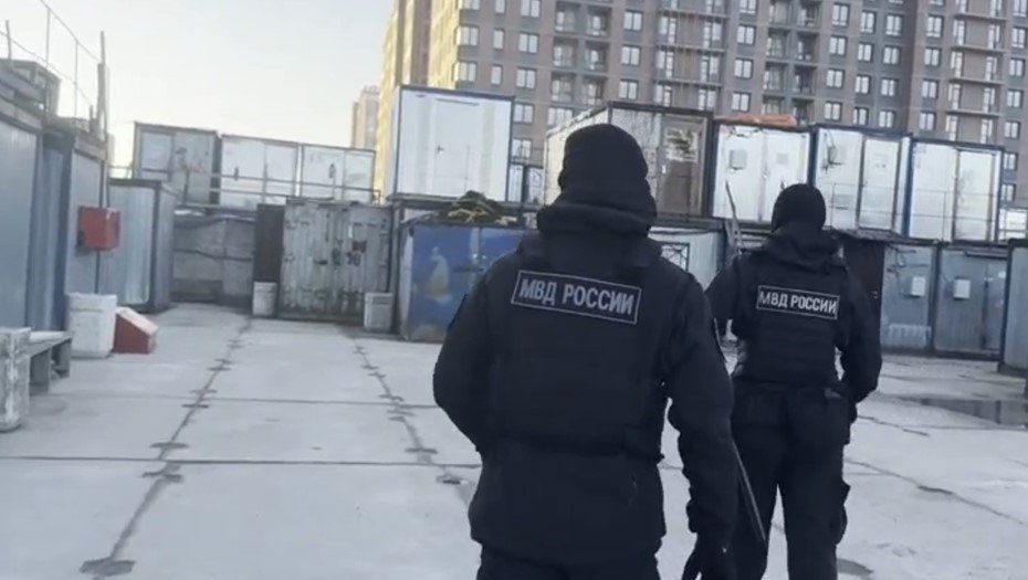 Более 30 нелегальных мигрантов задержали на стройках в Ломоносовском районе - Более 30 иностранцев задержали 26 августа во время миграционного рейда на двух строительных объектах