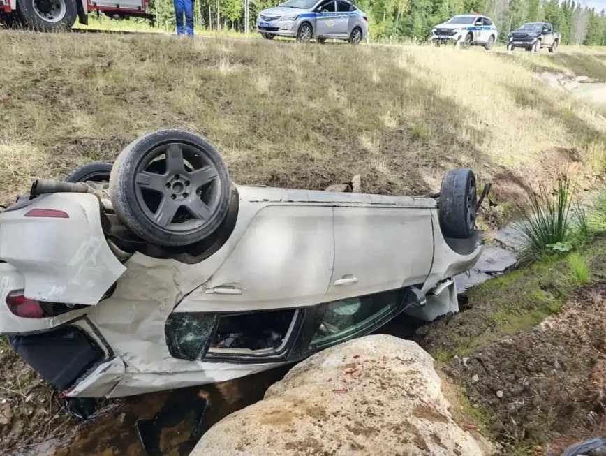 Появились кадры с места аварии с пострадавшими детьми во Всеволожском районе - Иномарка выехала в кювет, где затем перевернулась на крышу.