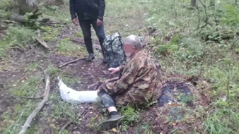 Спасатели эвакуировали мужчину с травмой ноги из леса Кировского района - Мужчину с травмой ноги эвакуировали 28 августа из леса в районе поселка Старая Малукса Кировского ра