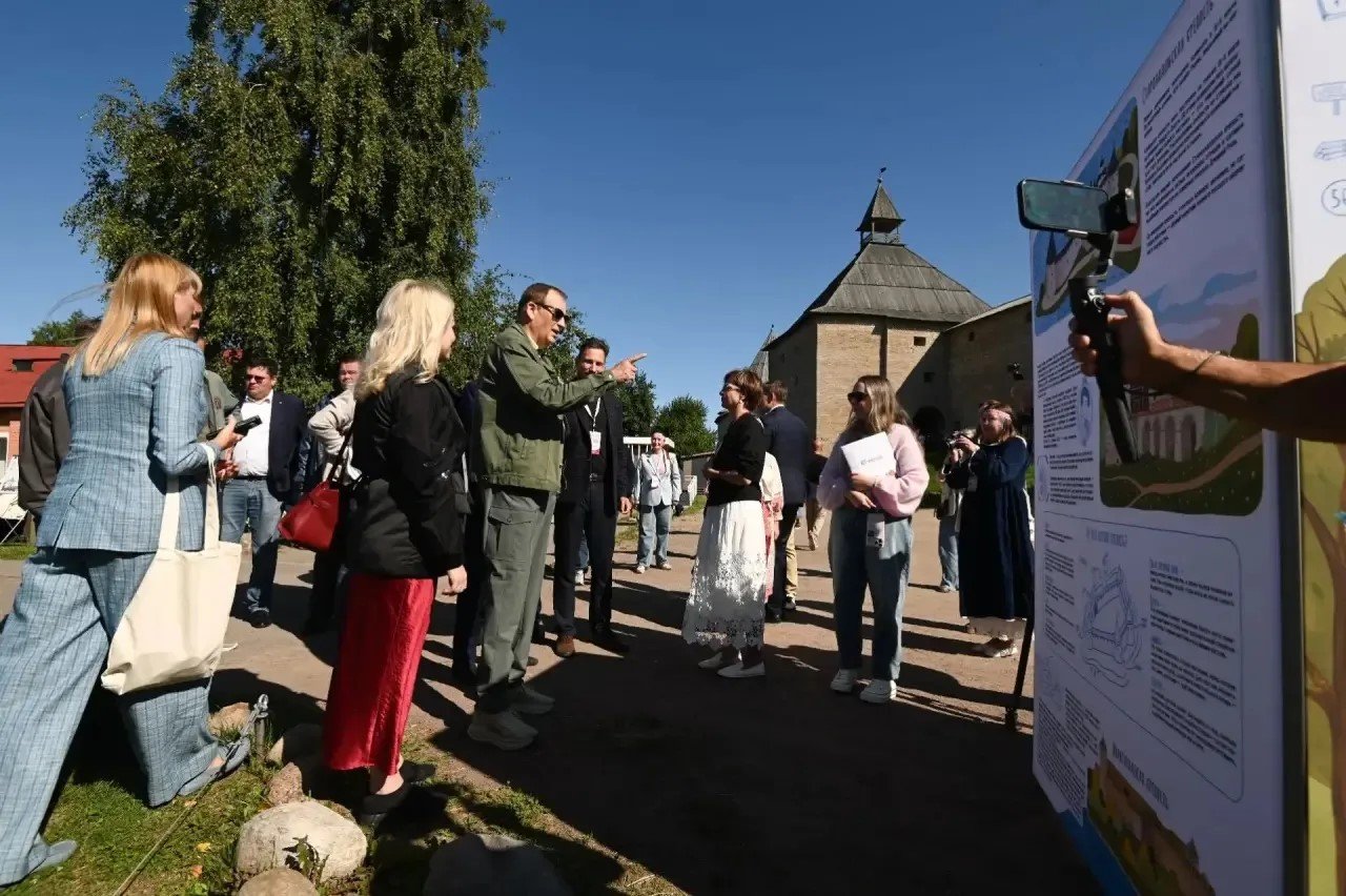 В Ленобласти открылась выставка «АРТ-краеведение» к 100-летию региона - В Ленинградской области стартовал проект «АРТ-краеведение. Локальная идентичность», приуроченный к 1