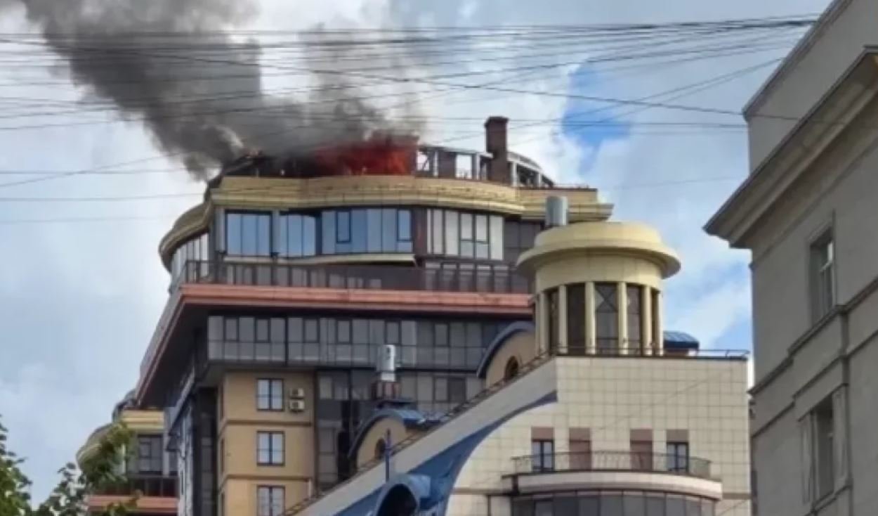 В Петербурге загорелся элитный ЖК - Пожар произошел 29 августа в 13:02 на мансардном этаже 19-этажного ЖК «Империал» на углу Киевской ул