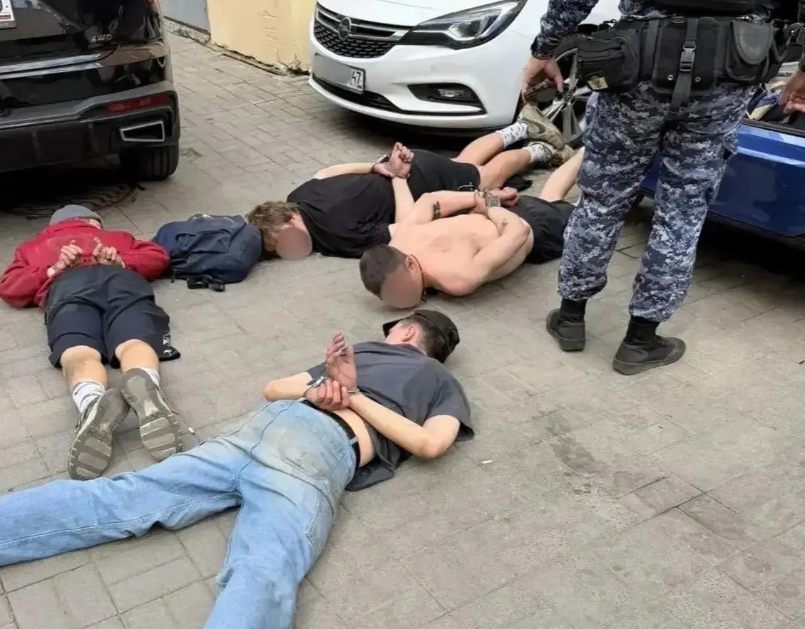 Судимый стрелок задержан в Петербурге - Четверых нетрезвых мужчин задержали вечером 5 августа после стрельбы во дворе жилых домов на улице В