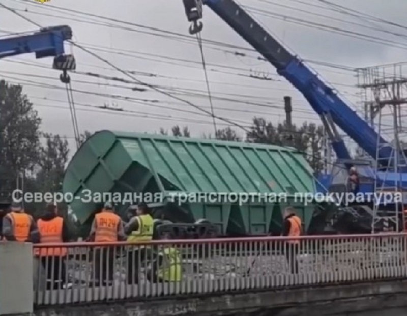 Вагоны сошли с рельсов в Петербурге - Два грузовых вагона сошли с рельсов 25 августа на станции Волковская в Санкт-Петербурге.