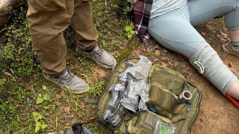 Спасатели оказали помощь женщине, сломавшей ногу в лесу Всеволожского района - Женщину со сломанной ногой эвакуировали из леса в районе Лемболово во Всеволожском районе Ленинградс