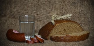 Названы самые подешевевшие за месяц продукты в России