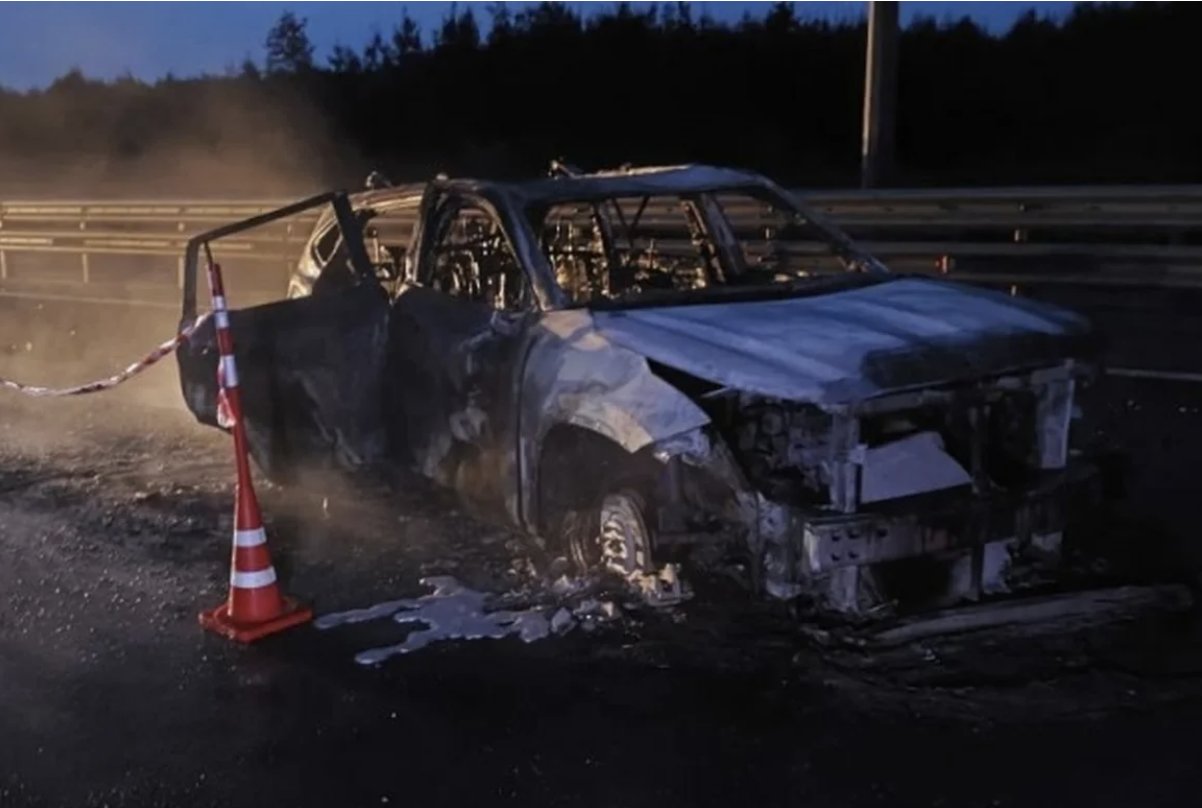 На М-11 автомобиль врезался в отбойник и загорелся, погибли два ребенка - Еще пять человек получили различные травмы.