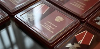Глава Ленобласти вручил семьям героев ордена Мужества