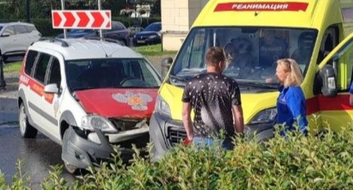 В Гатчине машины реанимации и Роспотребнадзора попали в ДТП - Предварительно, карета скорой спешила на вызов и выехала на встречную полосу.