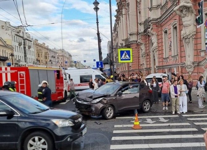 Автомобиль въехал в толпу прохожих в Петербурге - На месте ДТП работают экстренные службы.