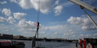 Автомобиль с людьми упал в Неву в Петербурге
