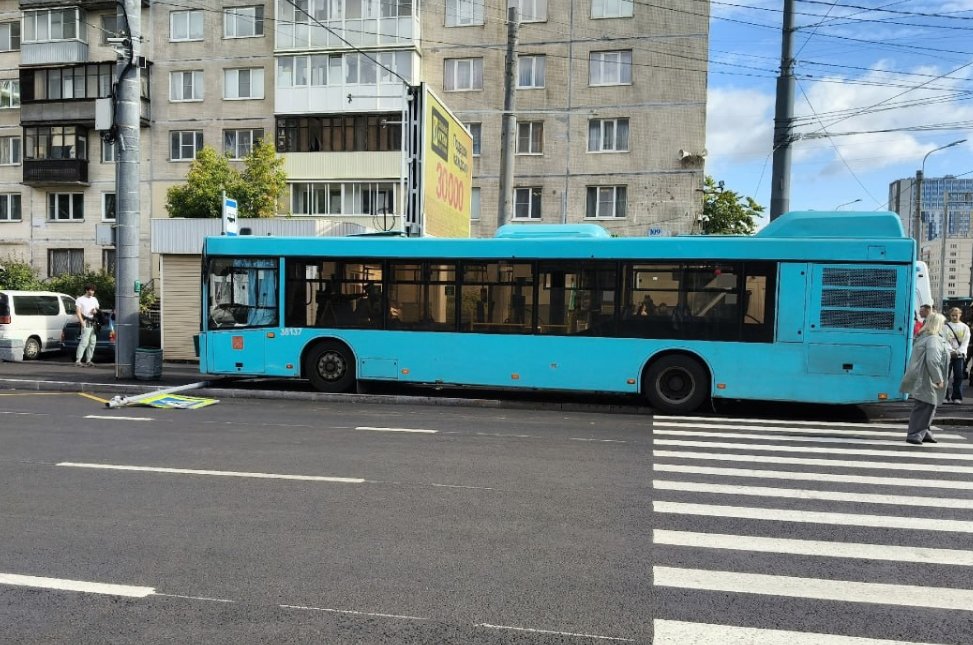 В Петербурге водитель "Лазурного" уснул за рулем и сбил людей на тротуаре - Помощь врачей потребовалась двоим пострадавшим.